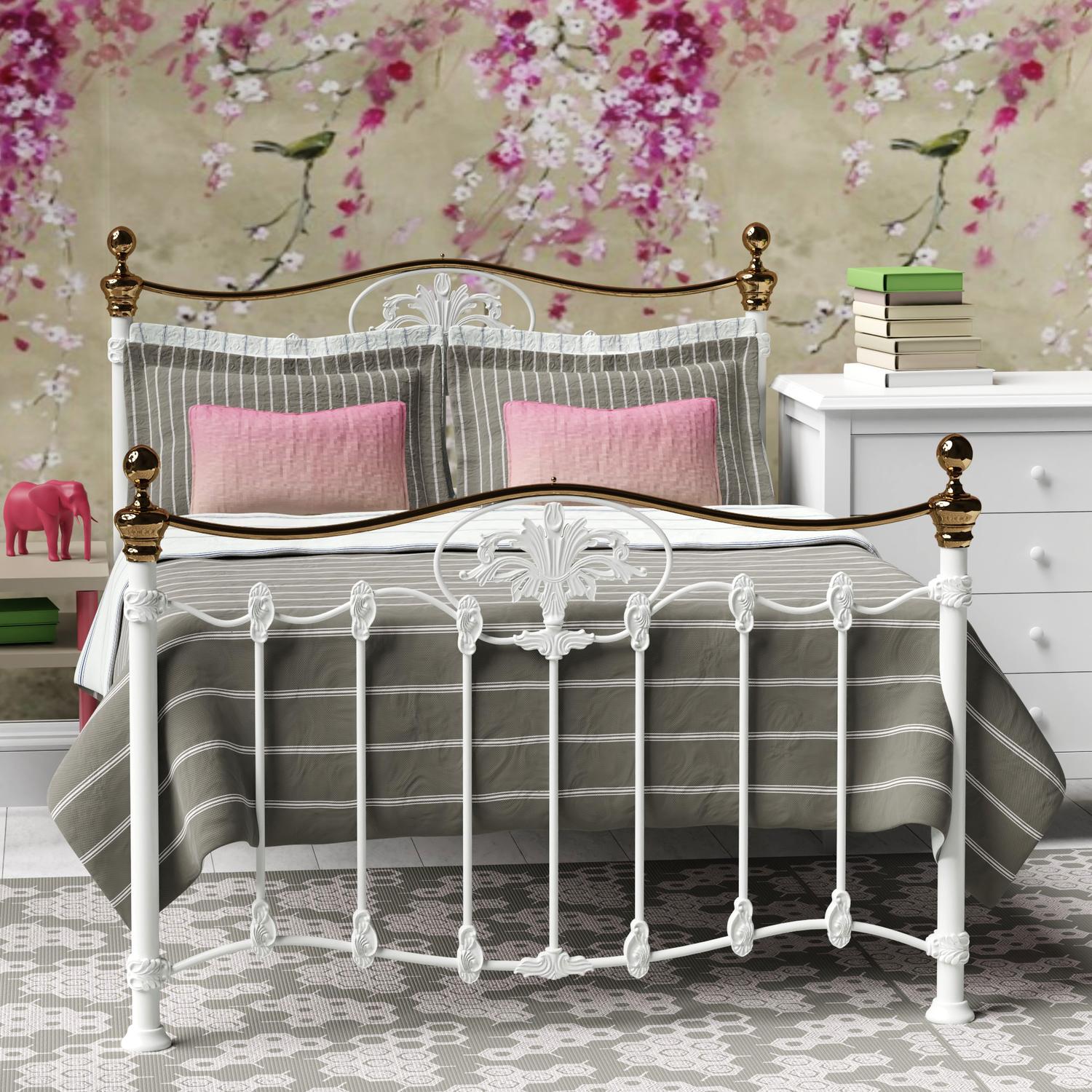 Camolin iron bed - Image pink and brown bedroom