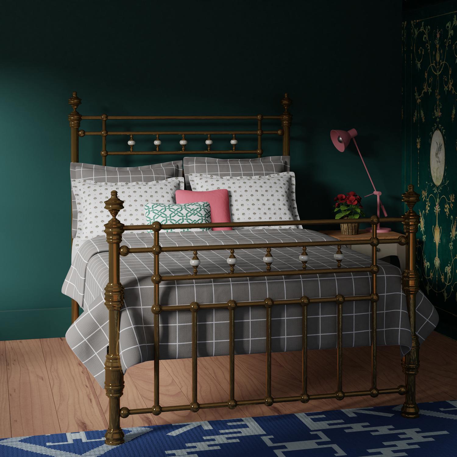 Boyne brass bed - Image emerald green wall