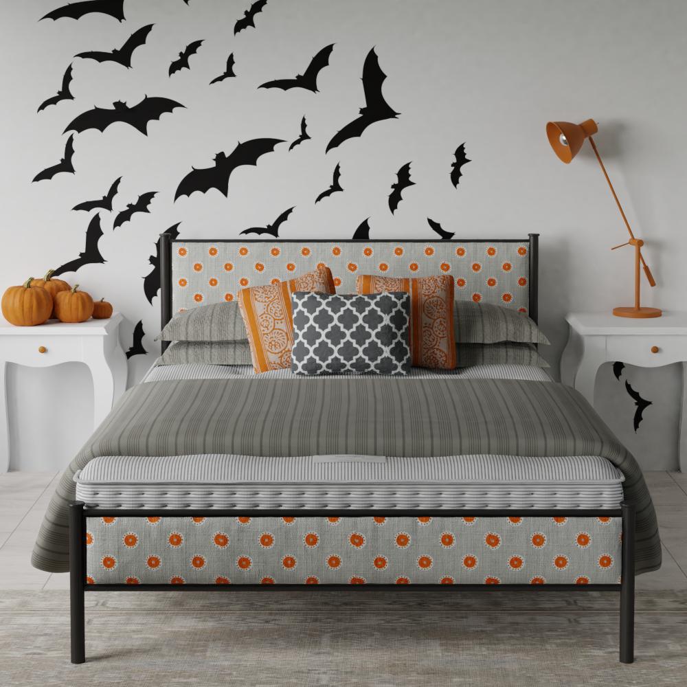 Brest metal bed - Image orange bedroom