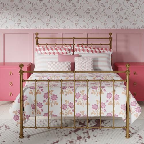 Blyth brass bed - Image pink bedroom - Thumbnail