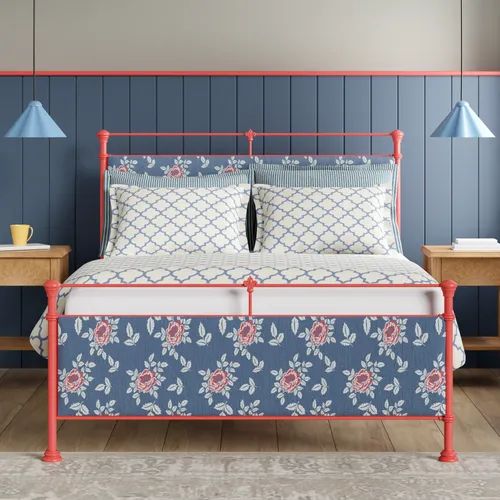 Nancy iron bed - Image bold and bright bedroom - Thumbnail