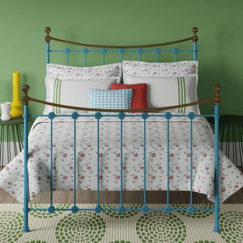 Carrick iron bed - Light blue in a green bedroom - Thumbnail