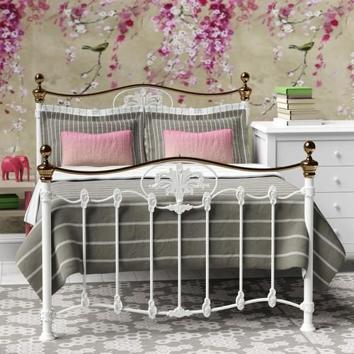 Camolin iron bed - Image pink and brown bedroom - Thumbnail